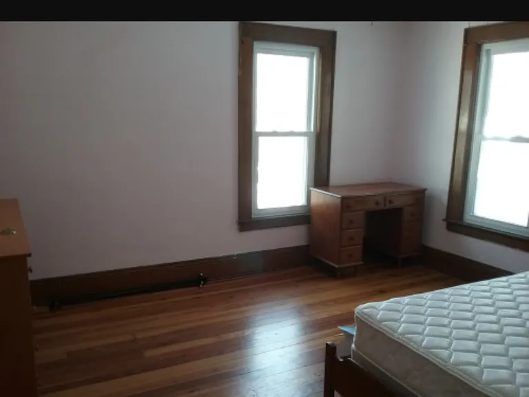 931 Westcott St — Photo 5