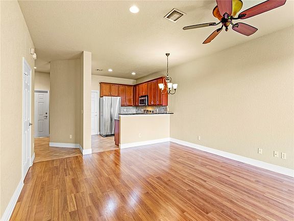 5th image of 251 Provence Pl