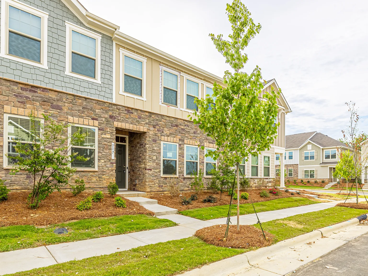 4 bed, 3.5 bath, 2267 sqft, $2,245 — Photo 3