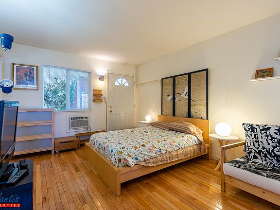 2nd image of 935 Pomeroy Ave #1