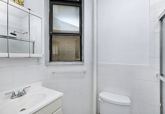 5th image of 424 E 75th St #2B