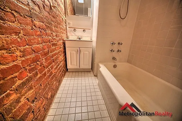 Rented by Metropolitan Realty | media 10