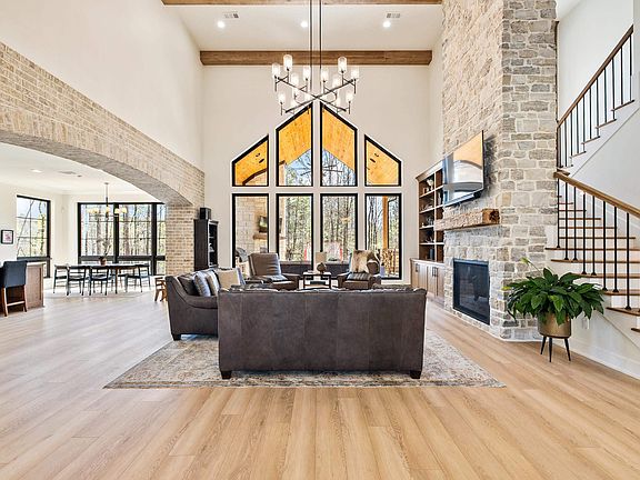 3rd image of 2025 Hickory Hill Dr