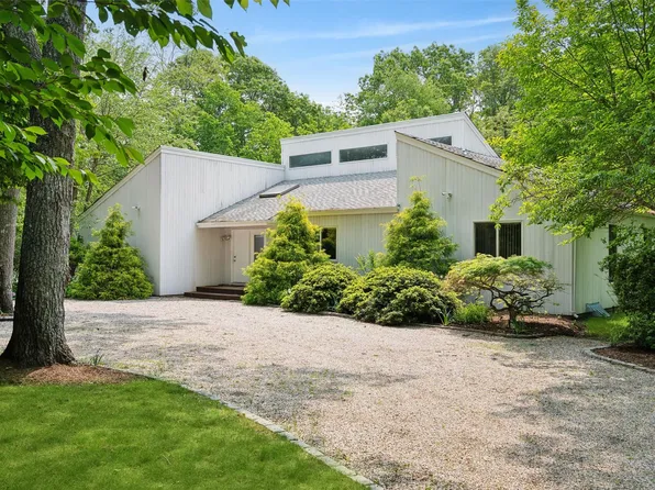 8 Midhampton Court, Quogue, NY 11959
