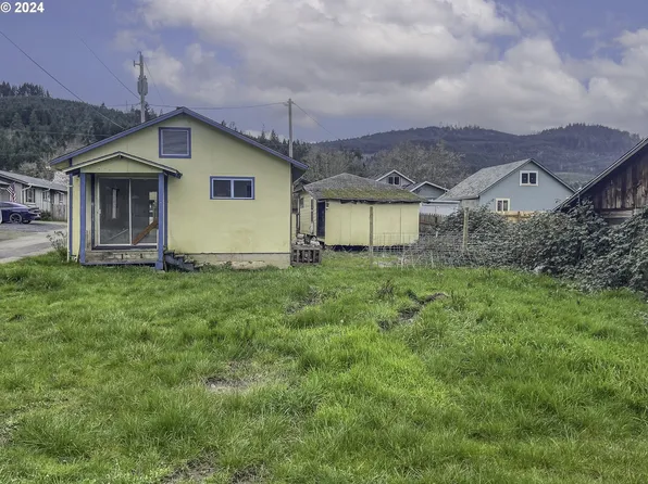 203 S School St, Drain, OR 97435