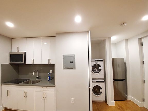 2nd image of 590 W 204th St #B11