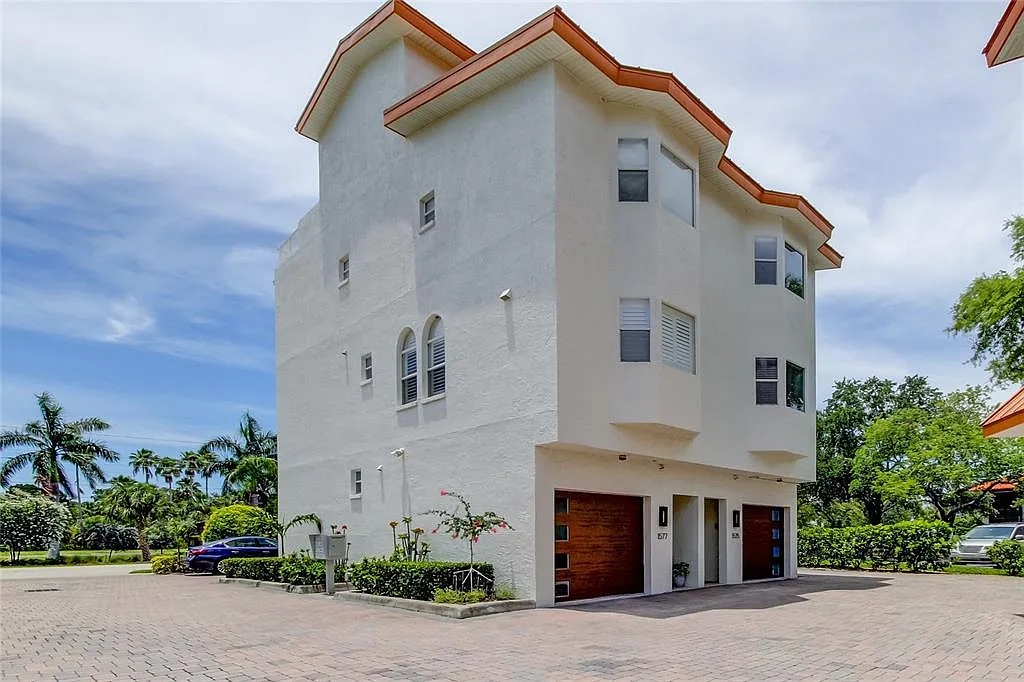 3 bed, 3.5 bath, 2100 sqft, $3,700 — Photo 3
