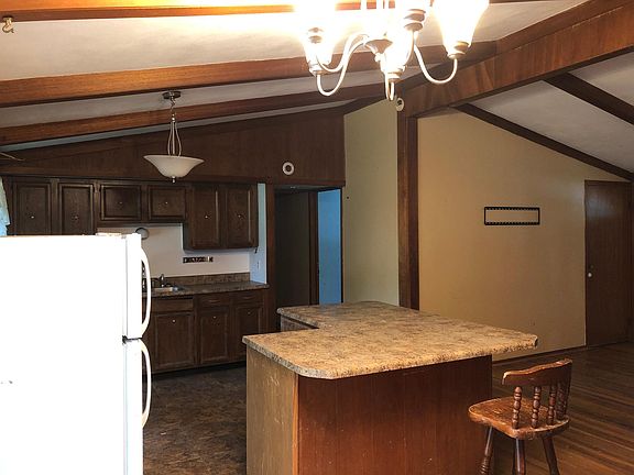 4th image of 303 Hillcrest Dr