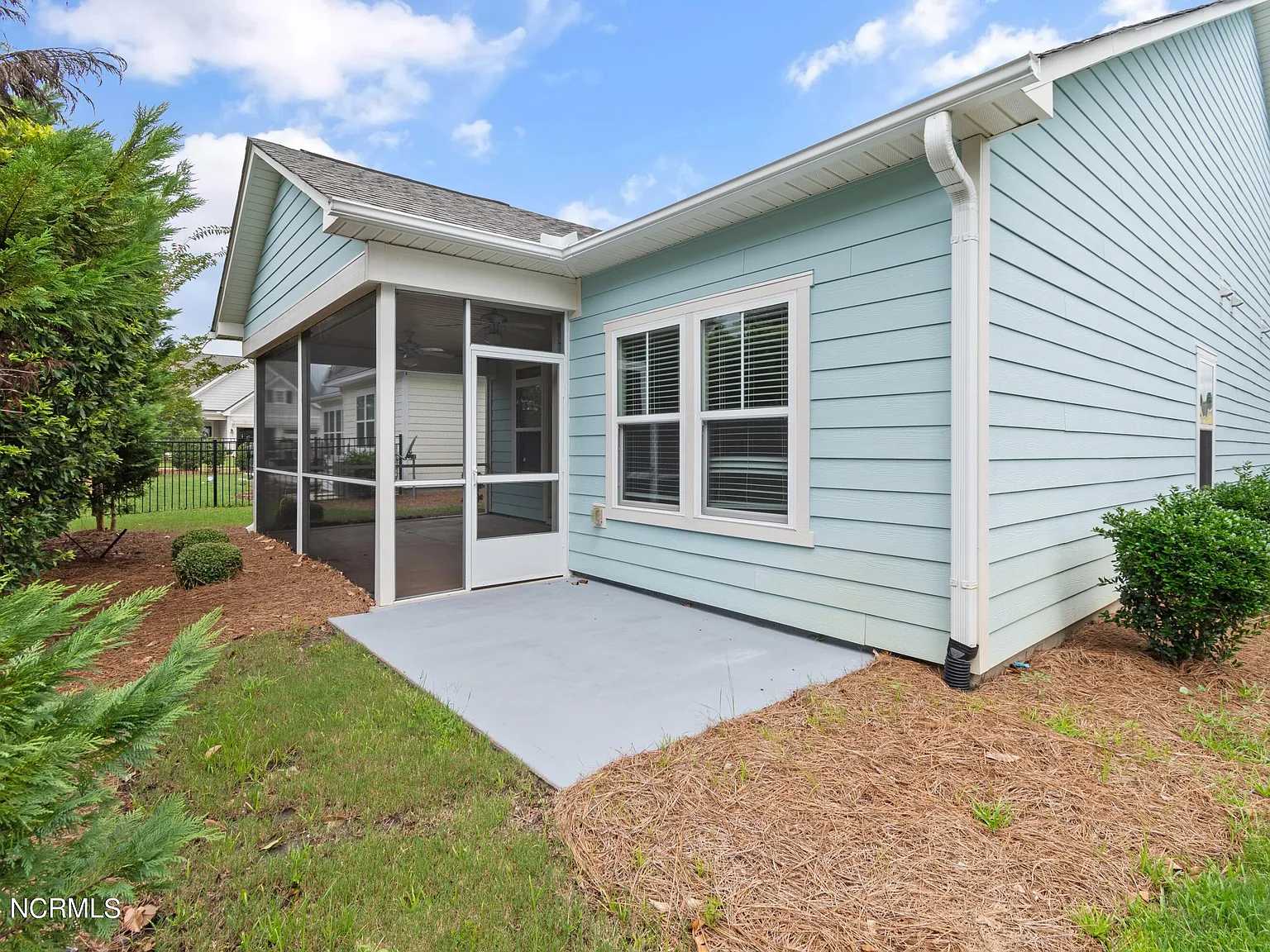 3 bed, 3.0 bath, 1712 sqft, $2,900 — Photo 3