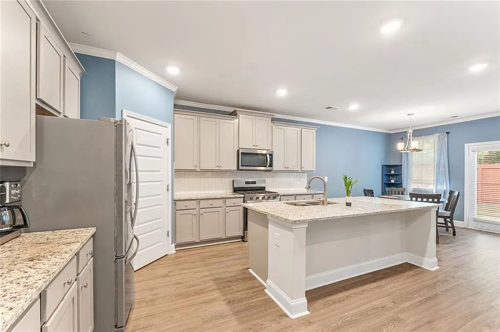 5 bed, 3.0 bath, 2551 sqft, $2,950 — Photo 3