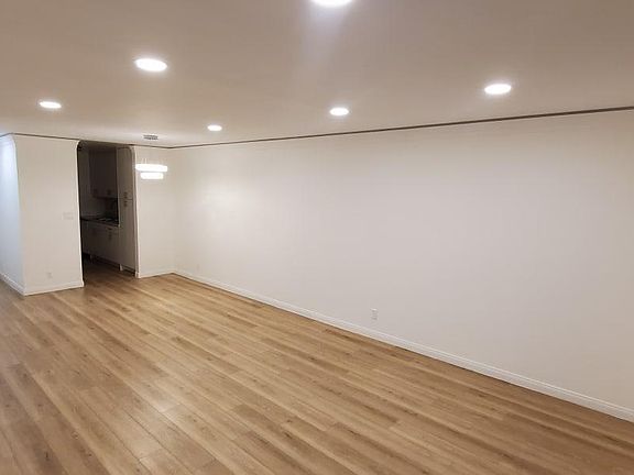 5th image of 20134 Leadwell St Unit 209