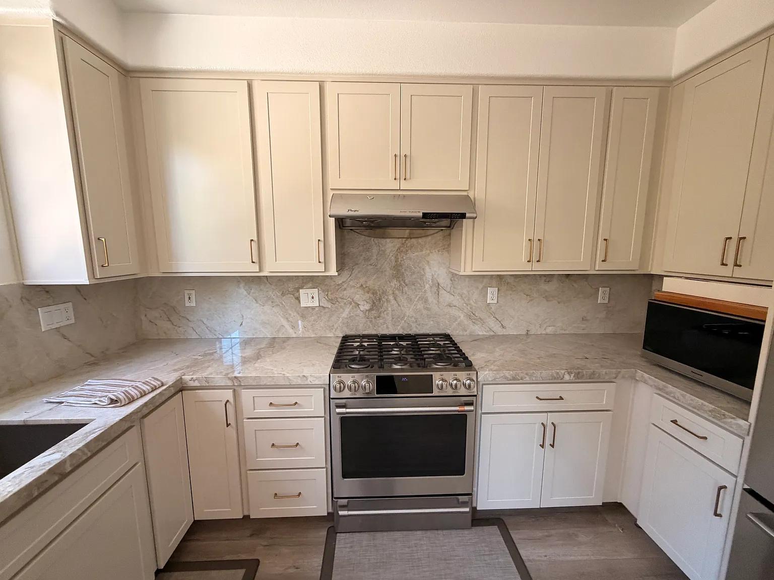 4 bed, 2.5 bath, 2194 sqft, $5,995 — Photo 4