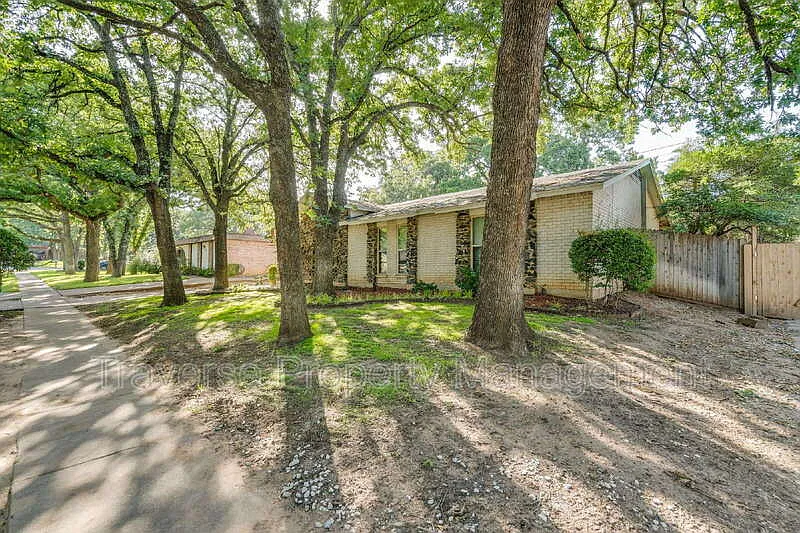 3 bed, 2.0 bath, 1739 sqft, $2,295 — Photo 3