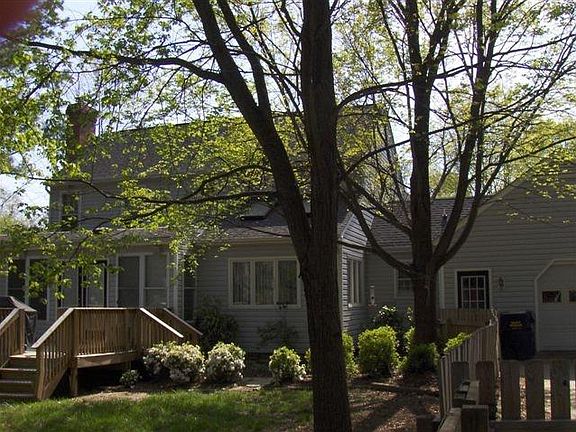 2nd image of 917 Buford Oaks Ln