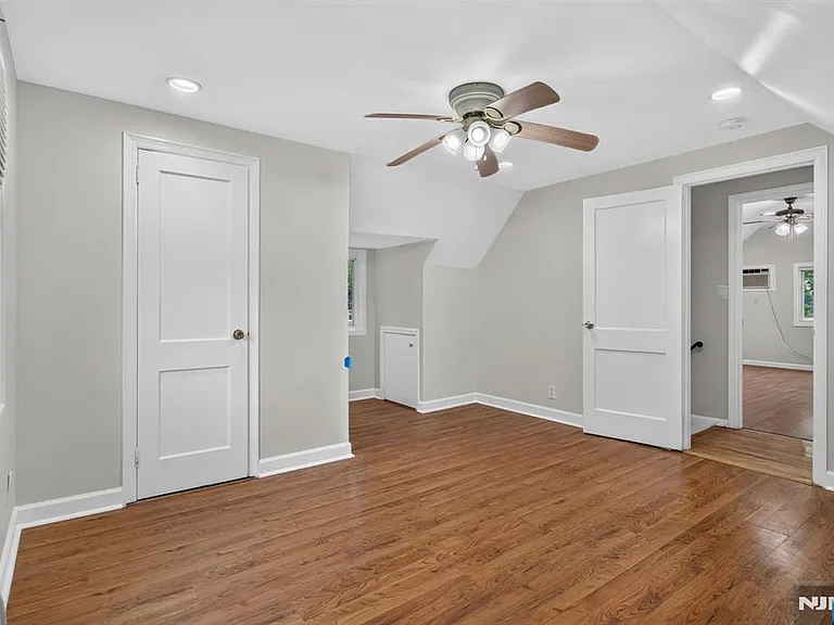 670 John St — Photo 26
