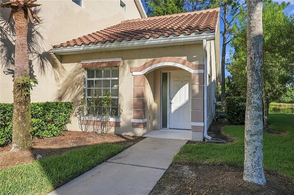 2 bed, 2.0 bath, 1353 sqft, $1,900 — Photo 2