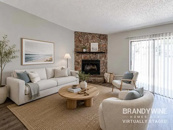 3 bed, 2.0 bath, 1301 sqft, $1,876 — Photo 3