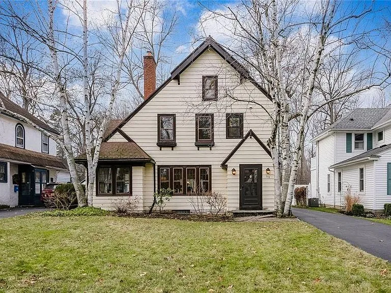 133 Westland Ave — Photo 1