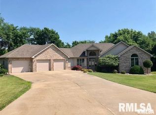 325 Hillcrest Dr, Macomb, IL 61455