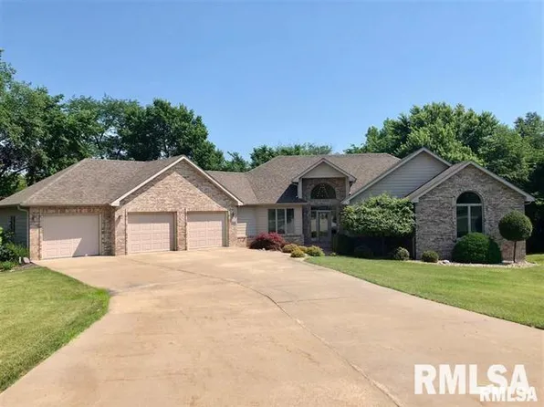 325 Hillcrest Dr, Macomb, IL 61455