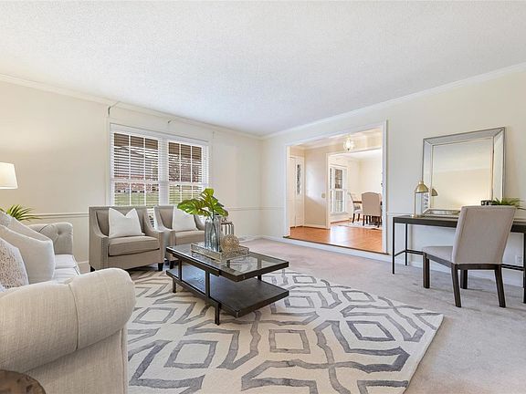 3rd image of 2104 Pardoroyal Dr