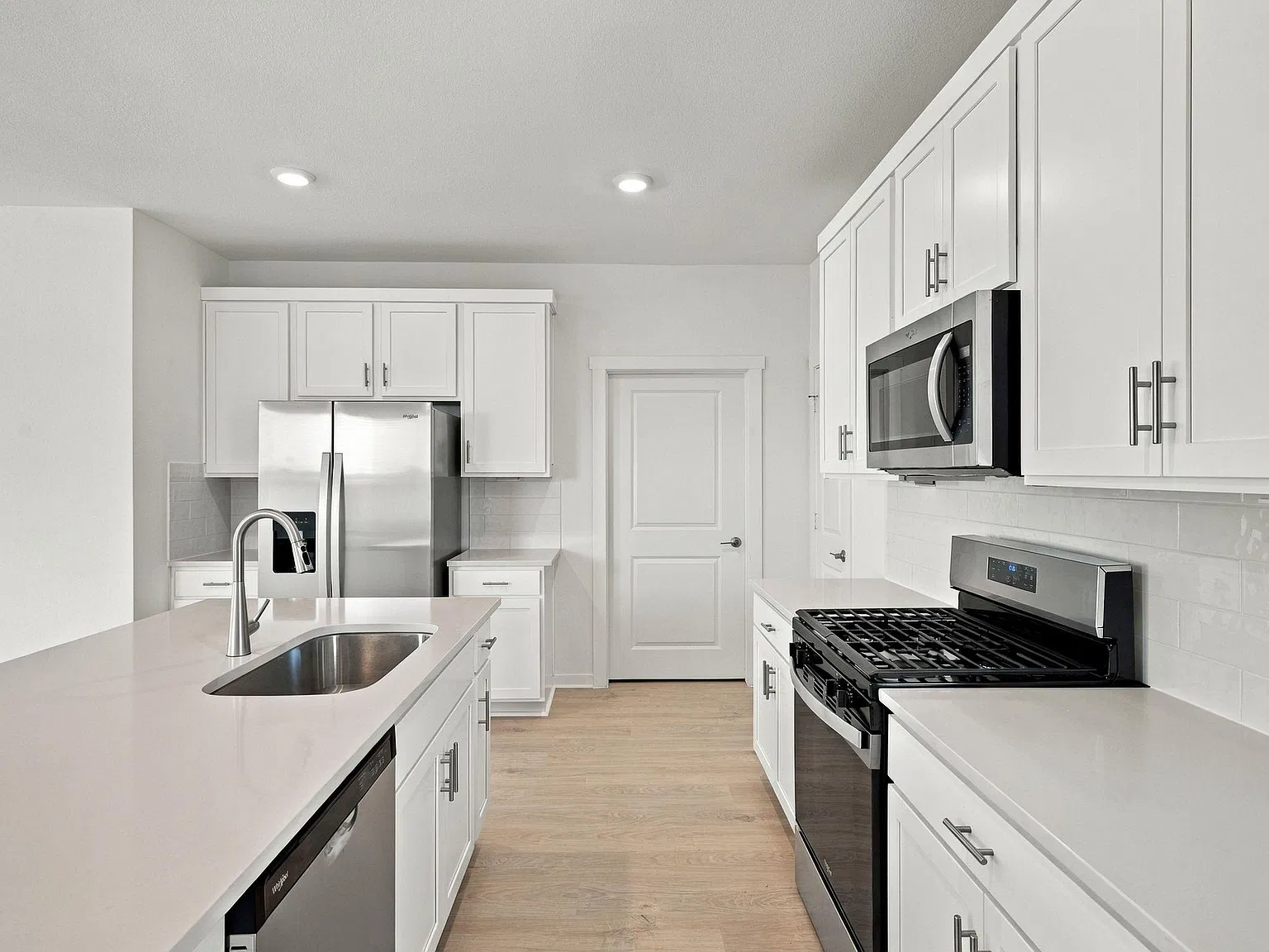 4 bed, 2.5 bath, 2034 sqft, $2,500 — Photo 2