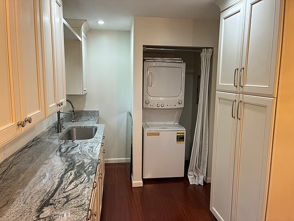 5th image of 1006 W 55th St