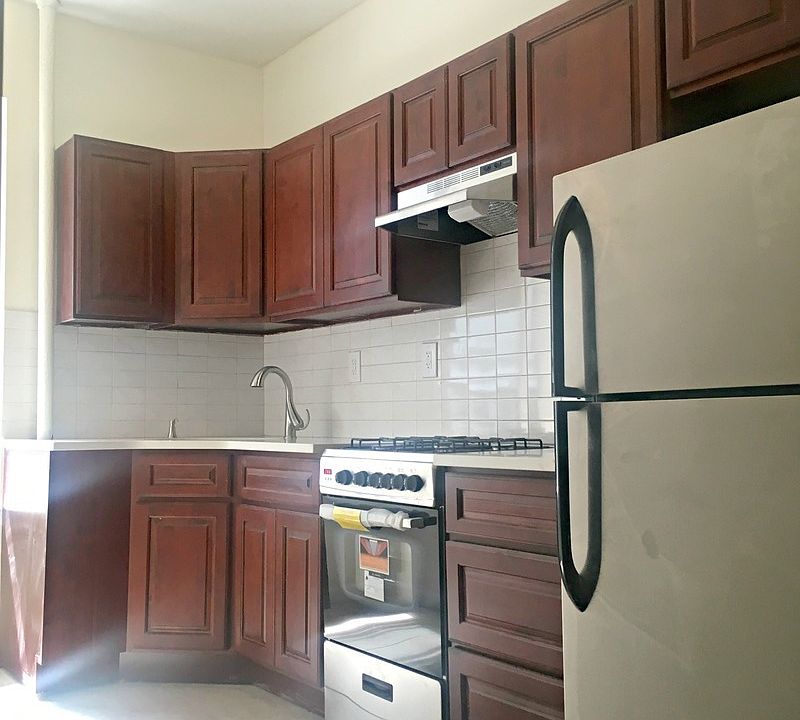 2nd image of 1535 W 7th St APT 2C