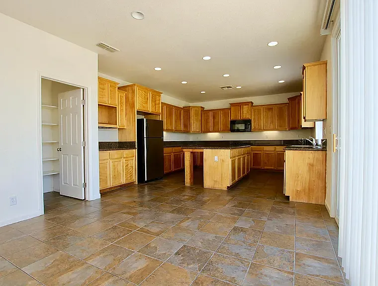 833 Round Hill Dr — Photo 7