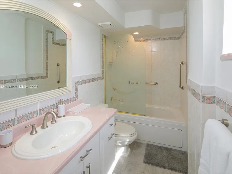 5005 Collins Ave #610 — Photo 16