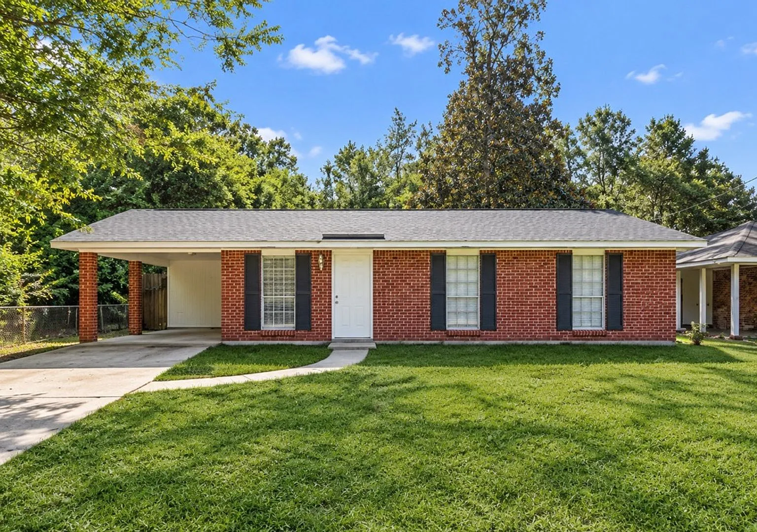 3 Bedroom Home in Kenilworth — Photo 1
