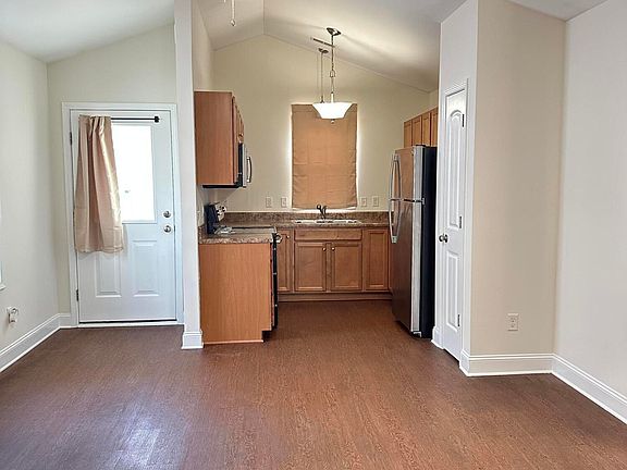 3rd image of 724 Kidder St
