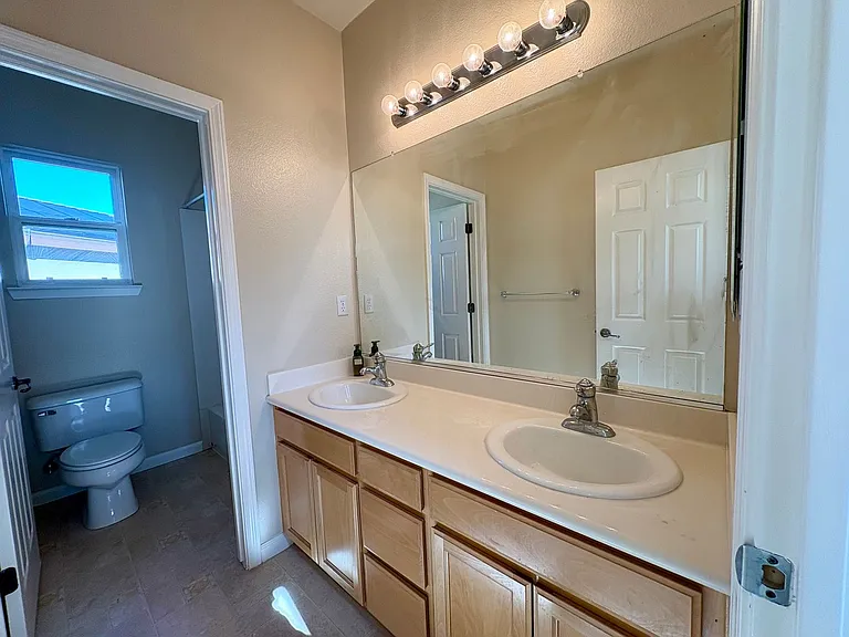 546 Almanor St — Photo 22