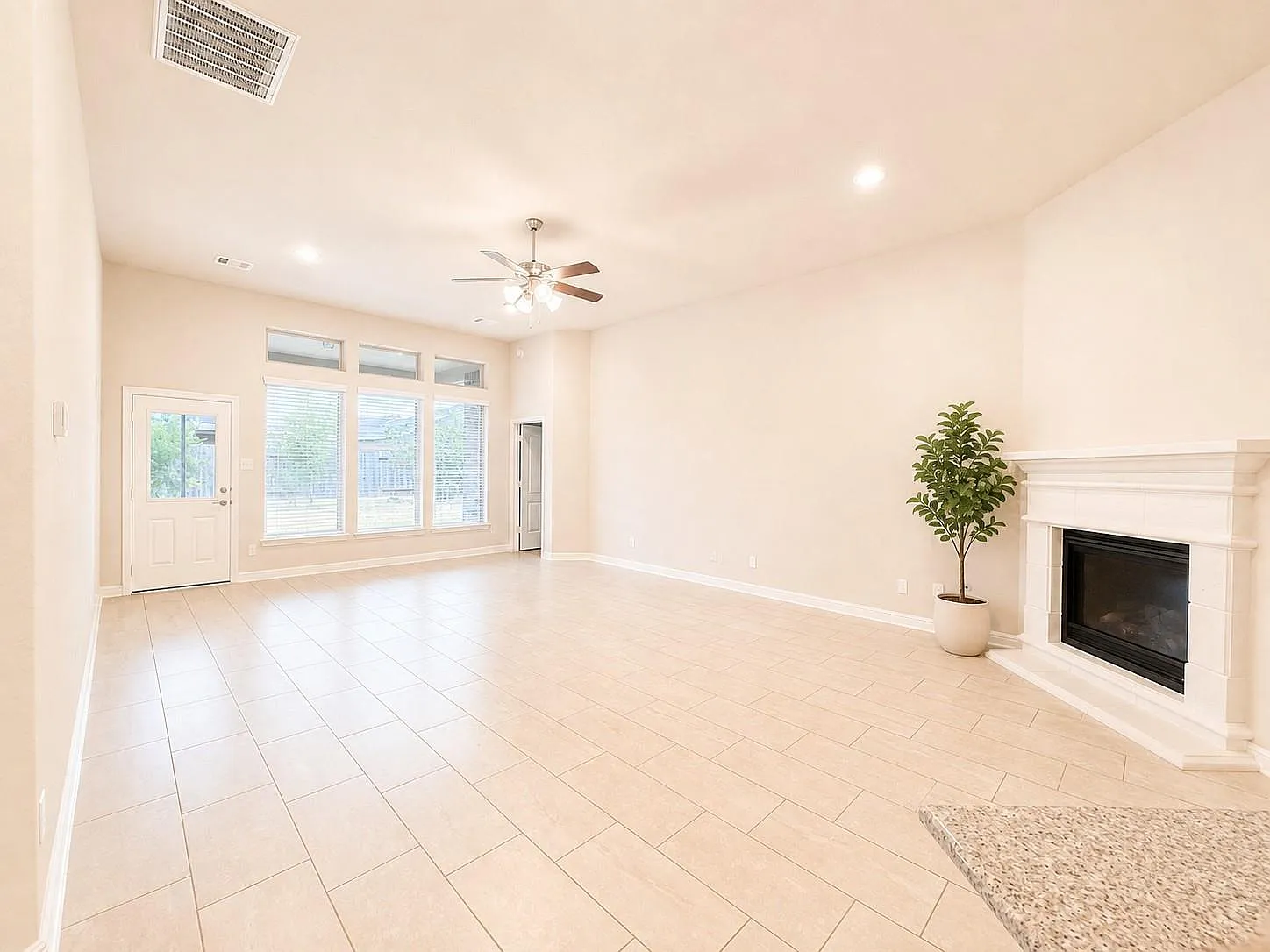 3 bed, 2.0 bath, 2120 sqft, $2,450 — Photo 4