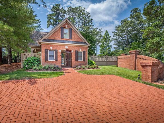 Exterior_Community Pool