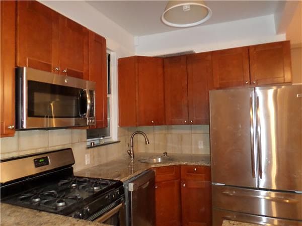 2nd image of 2558 Crescent St #1