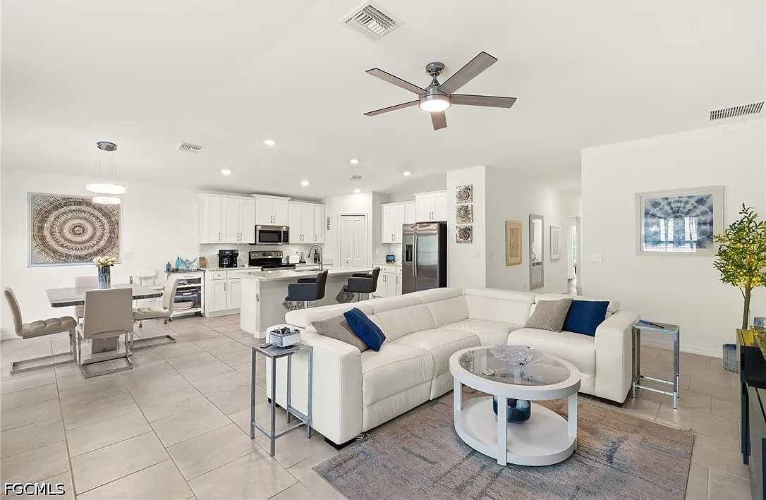 4 bed, 2.0 bath, 1937 sqft, $2,500 — Photo 4