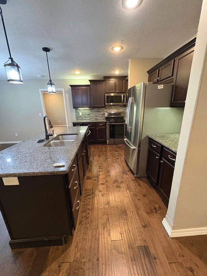 Beautiful All Brick 3 Bed 2 Bath 3 Car Garage Located In Ozark! This Won't Last Long! — Photo 4
