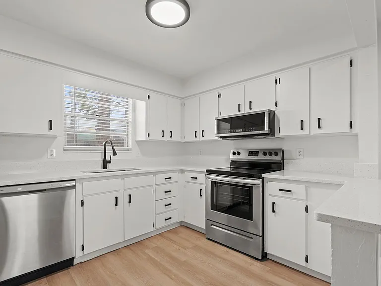 2 Bedroom/1 Bathroom Move-in Ready Townhome w\ 1 Month Free Rent!! — Photo 2