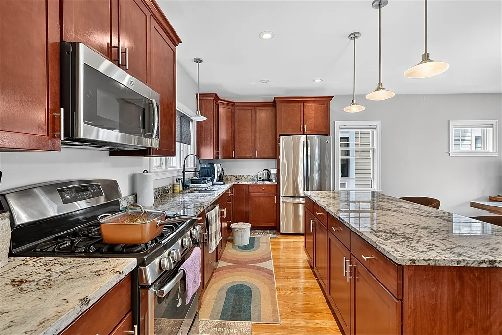 3 bed, 2.5 bath, 2319 sqft, $6,800 — Photo 3