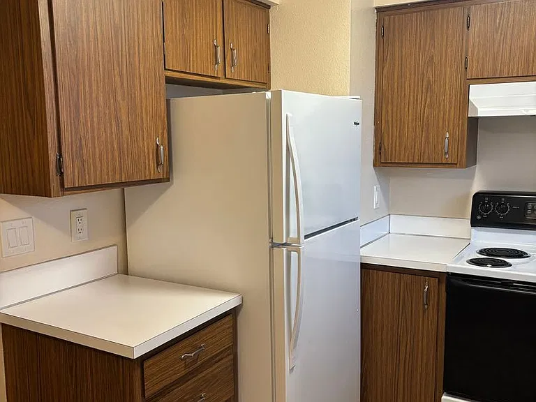1 Bedroom 1 Bathroom at Hollywood Park Apartments — Photo 8