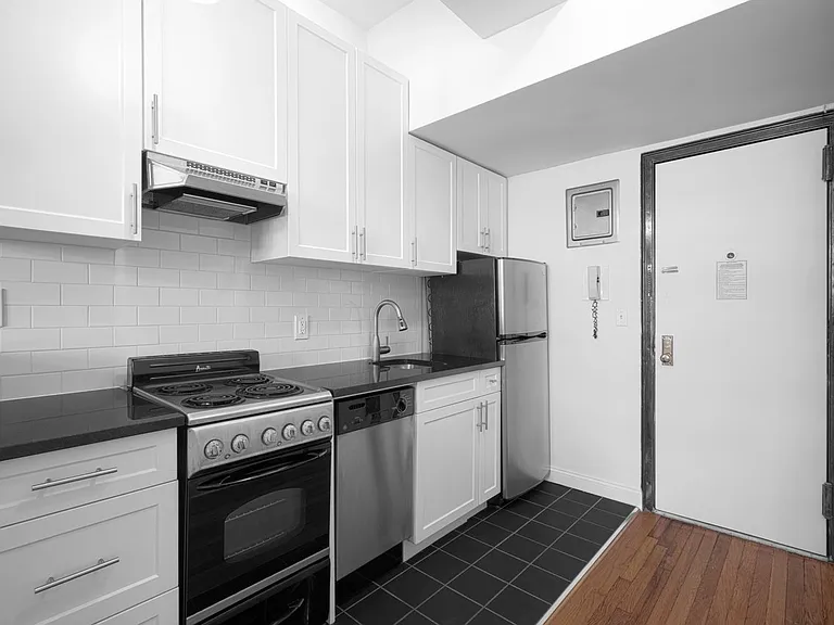 208 W 23rd St #714 — Photo 3
