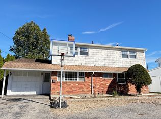 39 Alpine Ln, Hicksville, NY 11801