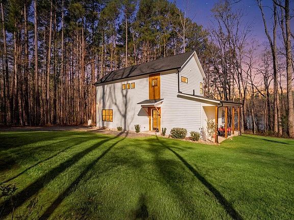 2nd image of 401 Oakwood Ln