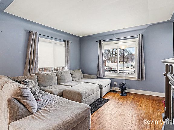 5th image of 1062 Langeland Ave