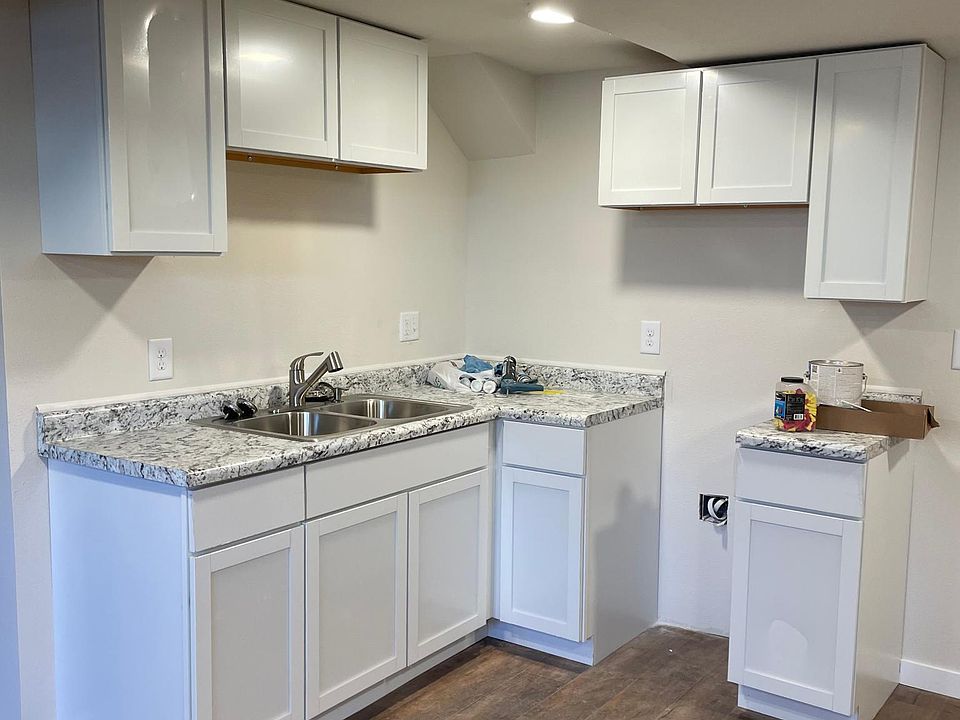 2nd image of 518 W Lakeside St #4