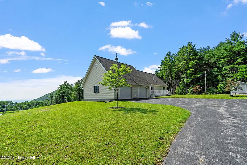 4th image of 331 Wolf Hill Road