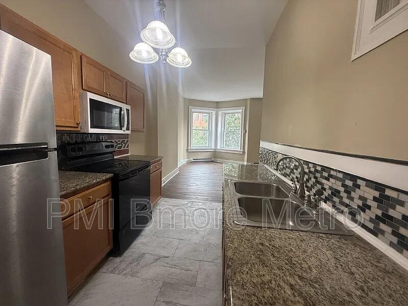 2 bed, 1.0 bath, 1000 sqft, $1,300 — Photo 2