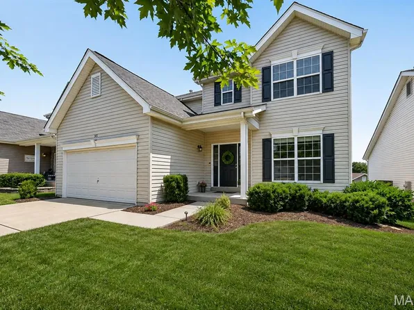 302 Pecan Bluffs Dr, Wentzville, MO 63385