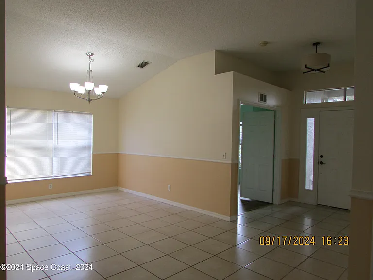 1065 Sedgewood Cir — Photo 4
